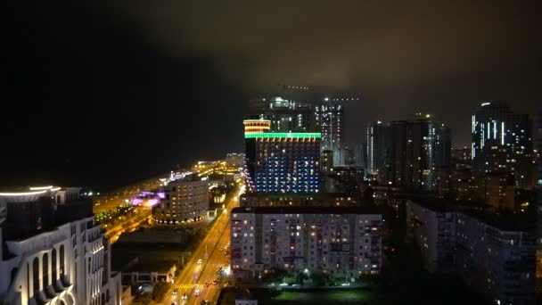 Batumi, Adjara, Georgia állam. Modern építészet a tengerparti sétányon éjjel vagy este megvilágított fények, megvilágított Resort Város Városkép felhőkarcolókkal — Stock videók