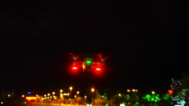 Brilhando em diferentes cores drone à noite — Vídeo de Stock