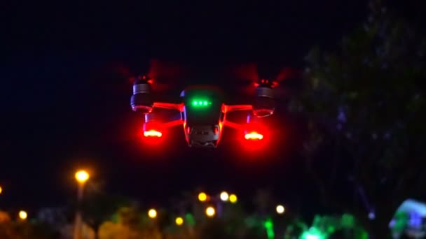 Resplandeciente en diferentes colores drone en la noche — Vídeos de Stock