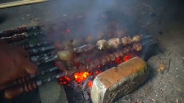 Salamura edilmiş şiş mangal ızgarasında mangal yapmaya hazırlanıyor. Şiş kebap ya da Şiş kebap Doğu Avrupa 'da popüler. Shashlyk şiş eti aslında kuzudan yapılmıştır. Mangalda Biftek Kebabı..