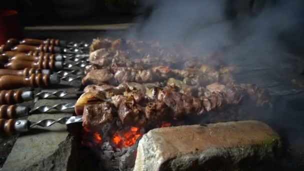 Shashlik marinados preparándose en una parrilla de barbacoa sobre carbón vegetal. Shashlik o Shish kebab popular en Europa del Este. La carne picada de shashlyk estaba hecha originalmente de cordero. Kebabs de carne asada en parrilla de barbacoa. — Vídeos de Stock