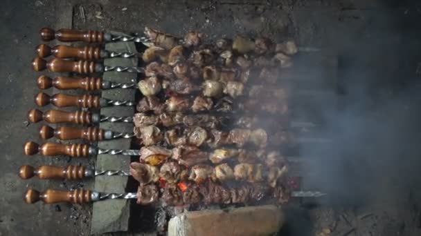 Shashlik marinados preparándose en una parrilla de barbacoa sobre carbón vegetal. Shashlik o Shish kebab popular en Europa del Este. La carne picada de shashlyk estaba hecha originalmente de cordero. Kebabs de carne asada en parrilla de barbacoa. — Vídeos de Stock