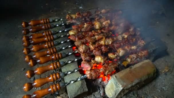 用木炭在烤肉烤架上准备的腌制沙士里克。Shashlik或Shish kebab在东欧很受欢迎。Shashlyk斜纹肉最初是由羊肉制成的。烤牛肉串在烤肉架上. — 图库视频影像