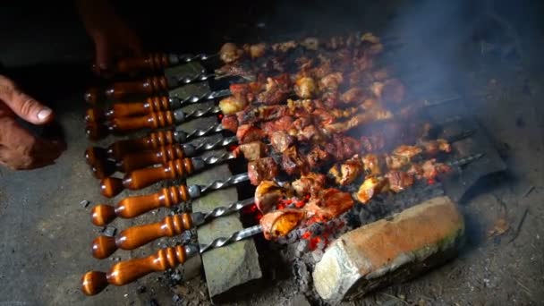 Shashlik mariné se préparant sur un barbecue au charbon de bois. Shashlik ou kebab Shish populaire en Europe de l'Est. La viande de brochette Shashlyk était à l'origine faite d'agneau. Kebabs de bœuf rôti sur barbecue. — Video