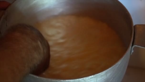 Hand in heiß fermentierte Schafsmilch sammelt große Klumpen Käse in einem hölzernen Bucketmaking Käse von Schafsmilch manuell alten Traditionen Berge — Stockvideo
