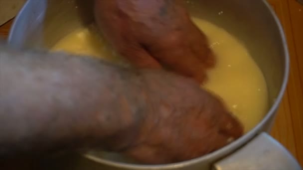 手在热发酵羊牛奶收集大块乳酪在木 bucketmaking 乳酪从羊牛奶手工古老传统山 — 图库视频影像