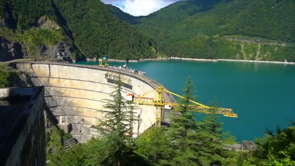 Beau lac bleu sur un barrage, une centrale hydroélectrique — Video