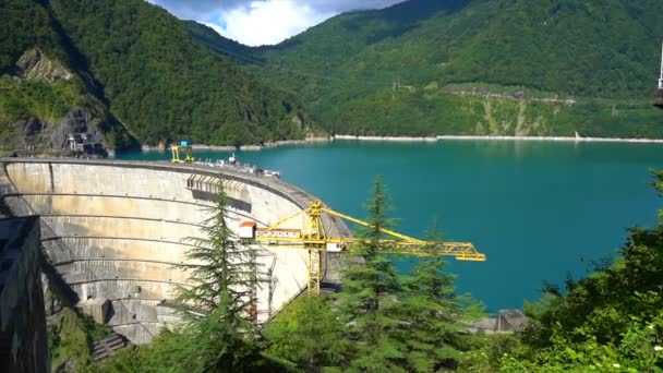 Schöner blauer See auf einem Damm, ein Wasserkraftwerk — Stockvideo