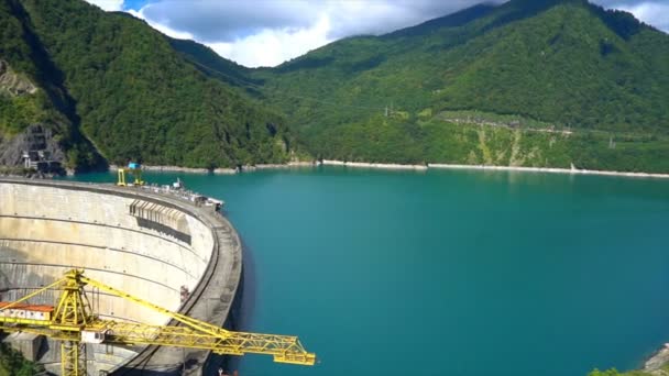 大坝上的美丽的蓝色湖泊, 水力发电的发电站 — 图库视频影像