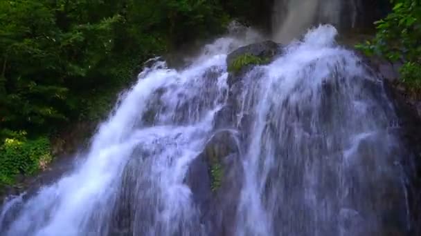 La cascada de montaña más limpia de Georgia — Vídeos de Stock