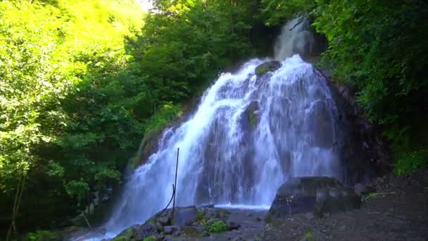 Gürcistan'daki en temiz dağ şelale — Stok video