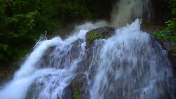 ジョージア州のクリーンな山滝 — ストック動画