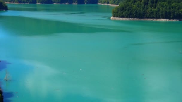 令人难以置信的美丽的蓝色湖在山上 — 图库视频影像