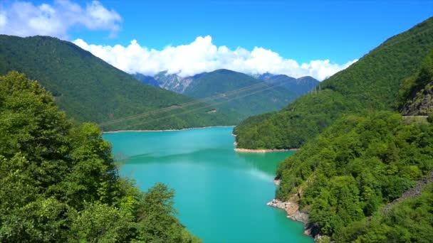 Increíblemente hermoso lago azul en las montañas — Vídeos de Stock