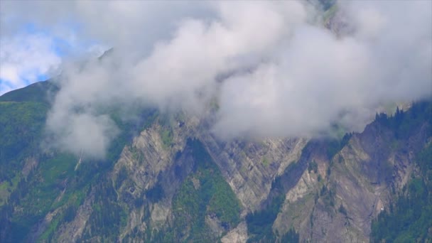 Bergen en wolken in Georgië — Stockvideo