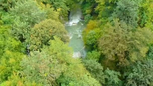 Erstaunliche Beleuchtung Luftflug über Hawaii Regenwald tropischen Wasserfalltal — Stockvideo