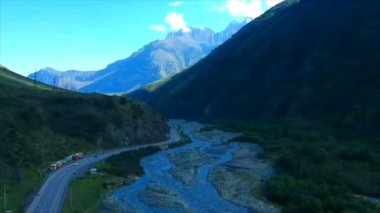 Hava dron görüntüleri İzlenme: Ormanlar, alanları ve nehir gündoğumu yumuşak ışık sonbahar dağ köyü üzerinden uçuş. Karpat Dağları, Georgia, Europe. Görkemli manzara. Güzellik dünya. 4k