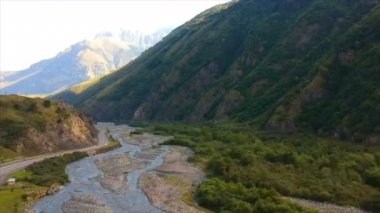 Hava dron görüntüleri İzlenme: Ormanlar, alanları ve nehir gündoğumu yumuşak ışık sonbahar dağ köyü üzerinden uçuş. Karpat Dağları, Georgia, Europe. Görkemli manzara. Güzellik dünya. 4k