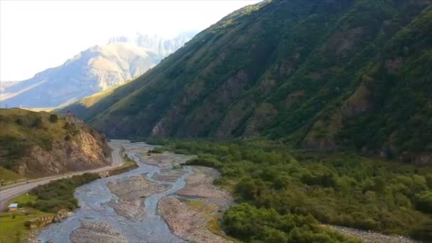 Hava dron görüntüleri İzlenme: Ormanlar, alanları ve nehir gündoğumu yumuşak ışık sonbahar dağ köyü üzerinden uçuş. Karpat Dağları, Georgia, Europe. Görkemli manzara. Güzellik dünya. 4k — Stok video