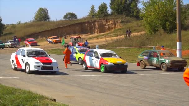 Kursk, Ryssland - Aug 25: rally racing årliga konkurrens, början av deltagare — Stockvideo