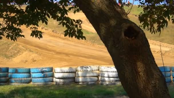 クルスク、ロシア - 8 月 25 日: ラリー レースの年次競争、レーサーを砂を運転しています。 — ストック動画