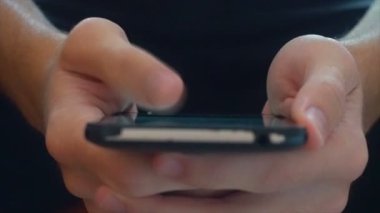 Bir smartphone closeup thumbing eller.