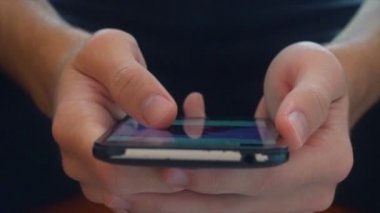 Bir smartphone closeup thumbing eller.