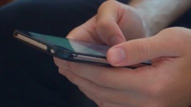 Bir smartphone closeup thumbing eller.