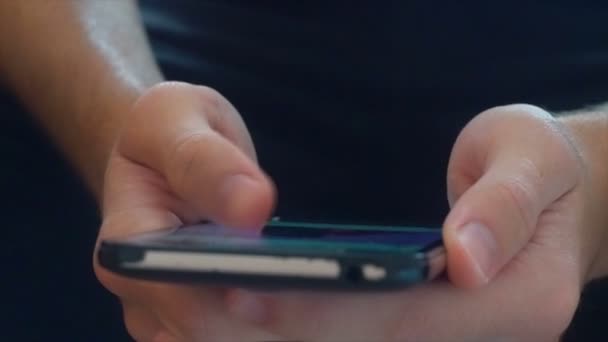 Handen thumbing door middel van een smartphone-closeup. — Stockvideo