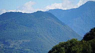 Dağ tepe aralığı manzara. Yeşil dağ manzarası. Dağ tepe mavi gökyüzü beyaz bulutlar panorama