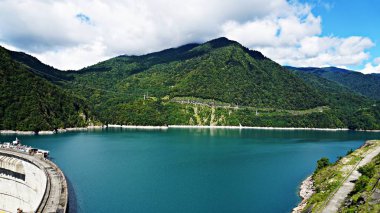 güzel mavi göl üzerinde bir baraj, hidroelektrik santrali
