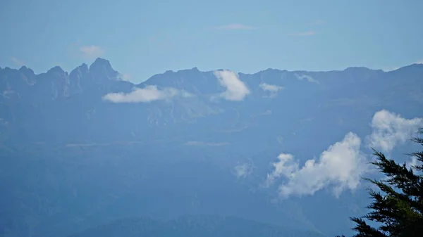 Dağ tepe aralığı manzara. Yeşil dağ manzarası. Dağ tepe mavi gökyüzü beyaz bulutlar panorama