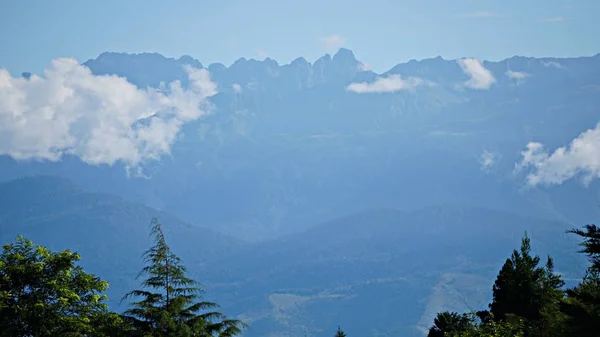 Dağ tepe aralığı manzara. Yeşil dağ manzarası. Dağ tepe mavi gökyüzü beyaz bulutlar panorama