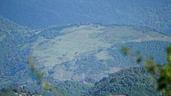 güzel bir dağlar, bulutlar, şehir manzarası