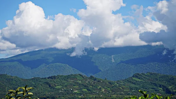 Dağ tepe aralığı manzara. Yeşil dağ manzarası. Dağ tepe mavi gökyüzü beyaz bulutlar panorama
