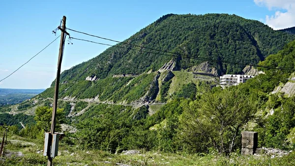 Hegyi csúcs számos táj. Nézd meg zöld hegység. Hegyi csúcs kék ég, fehér felhők panoráma — Stock Fotó