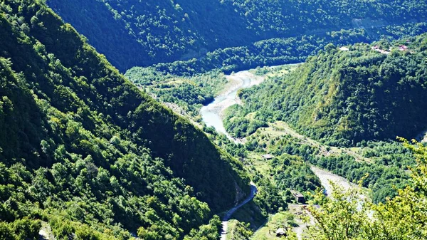 Dağ tepe aralığı manzara. Yeşil dağ manzarası. Dağ tepe mavi gökyüzü beyaz bulutlar panorama