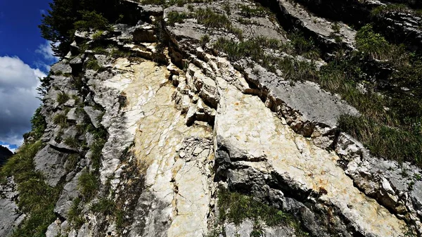 Cliffs dağ sırtı. Kayalık sahil Costa Brava Catalonia