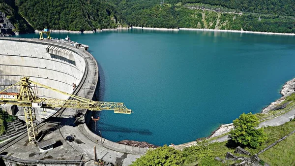 Belo lago azul em uma represa, uma usina hidrelétrica — Fotografia de Stock
