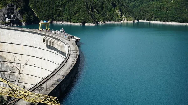Piękne błękitne jezioro na tamie, elektrowni wodnej — Zdjęcie stockowe
