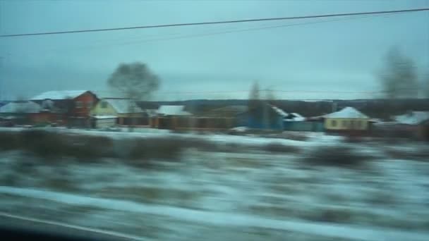 4 k punktu widzenia z okna pociągu pasażerskiego. Opuszczony Zima Las porusza się za oknem — Wideo stockowe