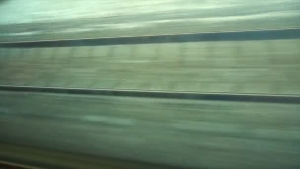 4K Ponto de vista da janela de um comboio de passageiros. Os carris se movem para fora da janela — Vídeo de Stock