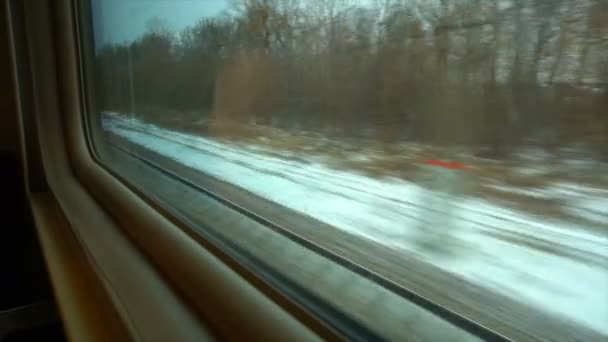 4K Point de vue de la fenêtre d'un train de voyageurs. Les rails se déplacent devant la fenêtre — Video