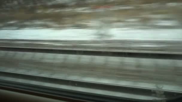 4K Punto de vista desde la ventana de un tren de pasajeros. Los rieles se mueven fuera de la ventana — Vídeos de Stock