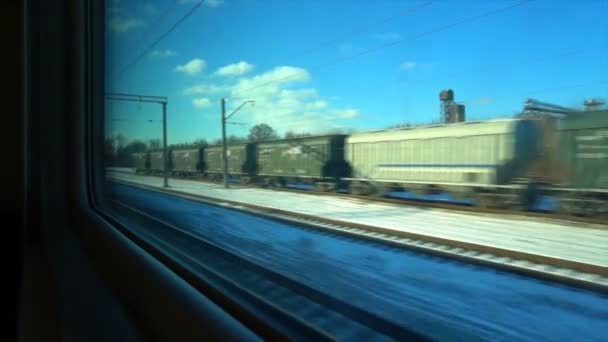 4k Standpunkt aus dem Fenster eines Personenzuges. Der verlassene Winterwald wandert aus dem Fenster — Stockvideo