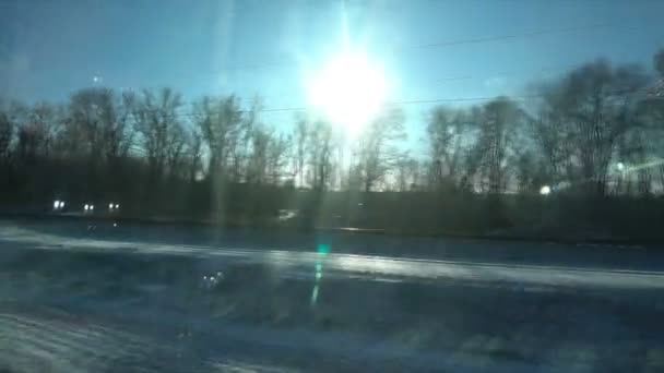 4K Point de vue de la fenêtre d'un train de voyageurs. La forêt d'hiver déserte se déplace par la fenêtre — Video