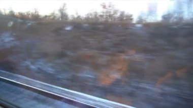 4 k açısından bir yolcu treni pencere. Issız kış orman pencere dışında hareket eder.
