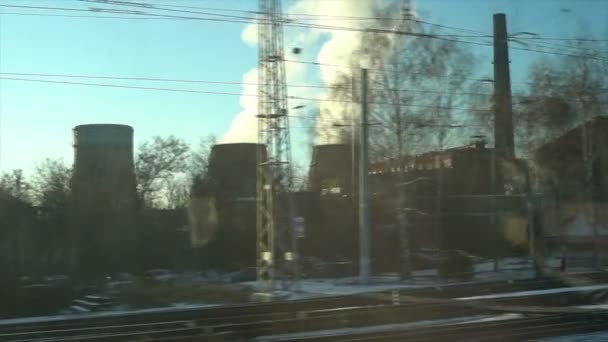 4 k 포인트 보기의 여객 열차의 창에서. 원자력 발전소는 창 밖에 서 이동 — 비디오