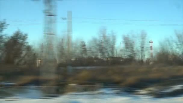 4K Point de vue de la fenêtre d'un train de voyageurs. La forêt d'hiver déserte se déplace par la fenêtre — Video