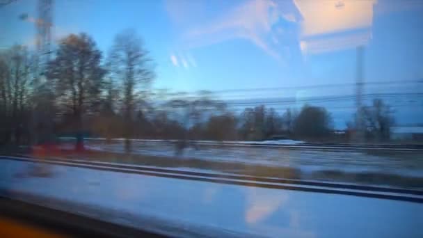 4 k i synpunkt från fönstret i ett persontåg. Övergivna vintern skogen flyttar utanför fönstret — Stockvideo